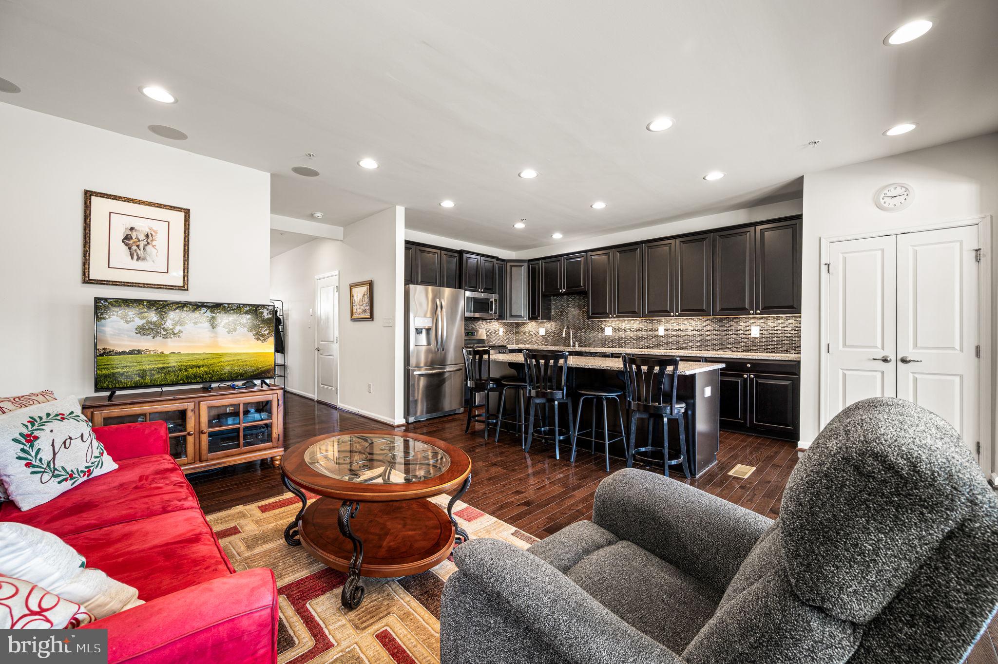 MONTGOMERY SQUARE - Residential