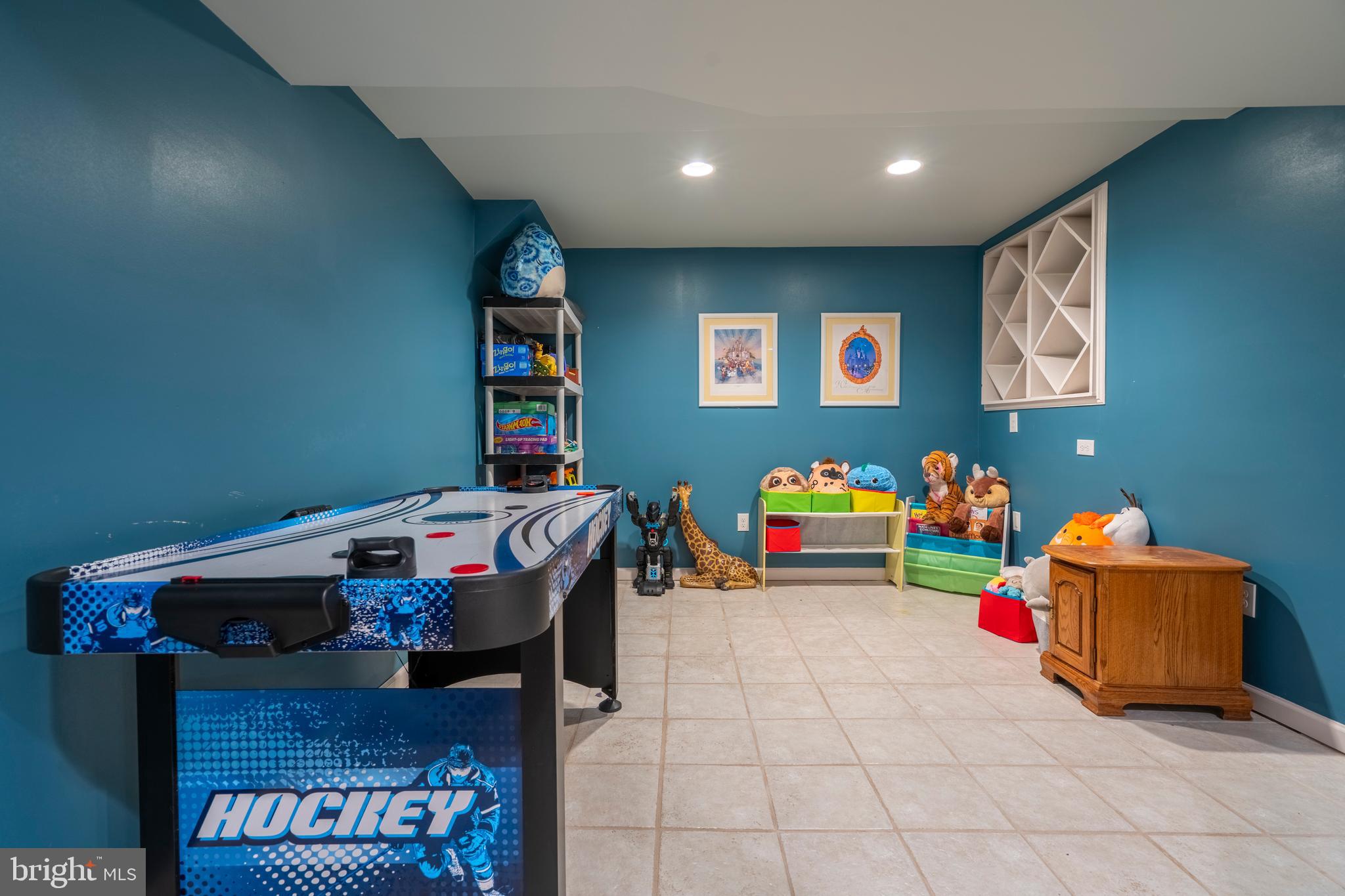 MONTGOMERY HOLLOW - Residential