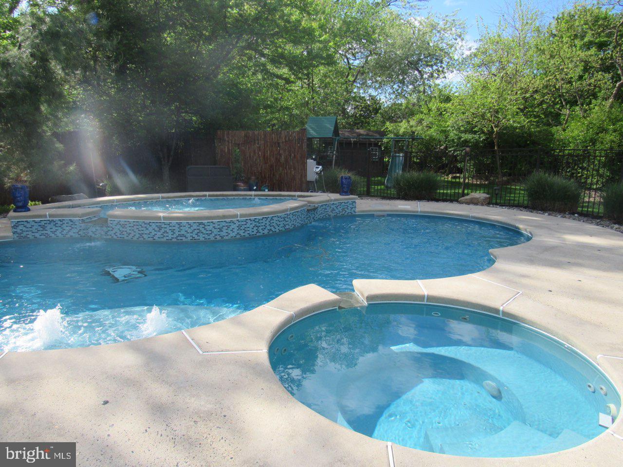 MONTGOMERY HOLLOW - Residential