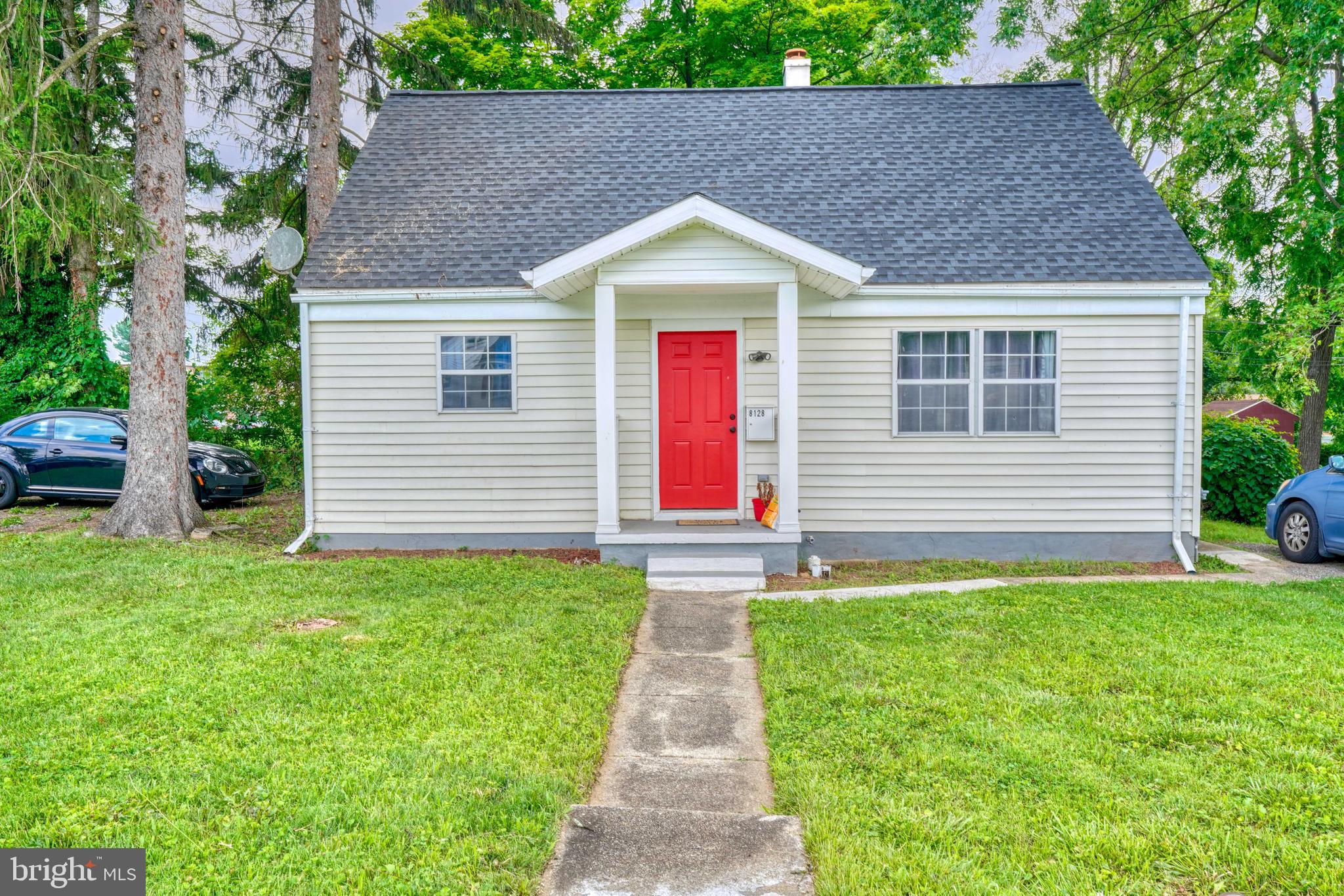 WELCOME TO THIS RECENTLY RENOVATED AND STILL IN PRESTINE CONDIION! NEW APPLIANCES, NEW ROOF, NEW HARDWOOD FLOOR AND NEW CARPET. WHY WASTE YOUR MONEY BUYING TOWNHOUSE WHILE YOU COULD BUY THIS BABY THAT OFFERS TWO DRIVEWAYS, YOUR PRIVACY AND HUGE YARD.