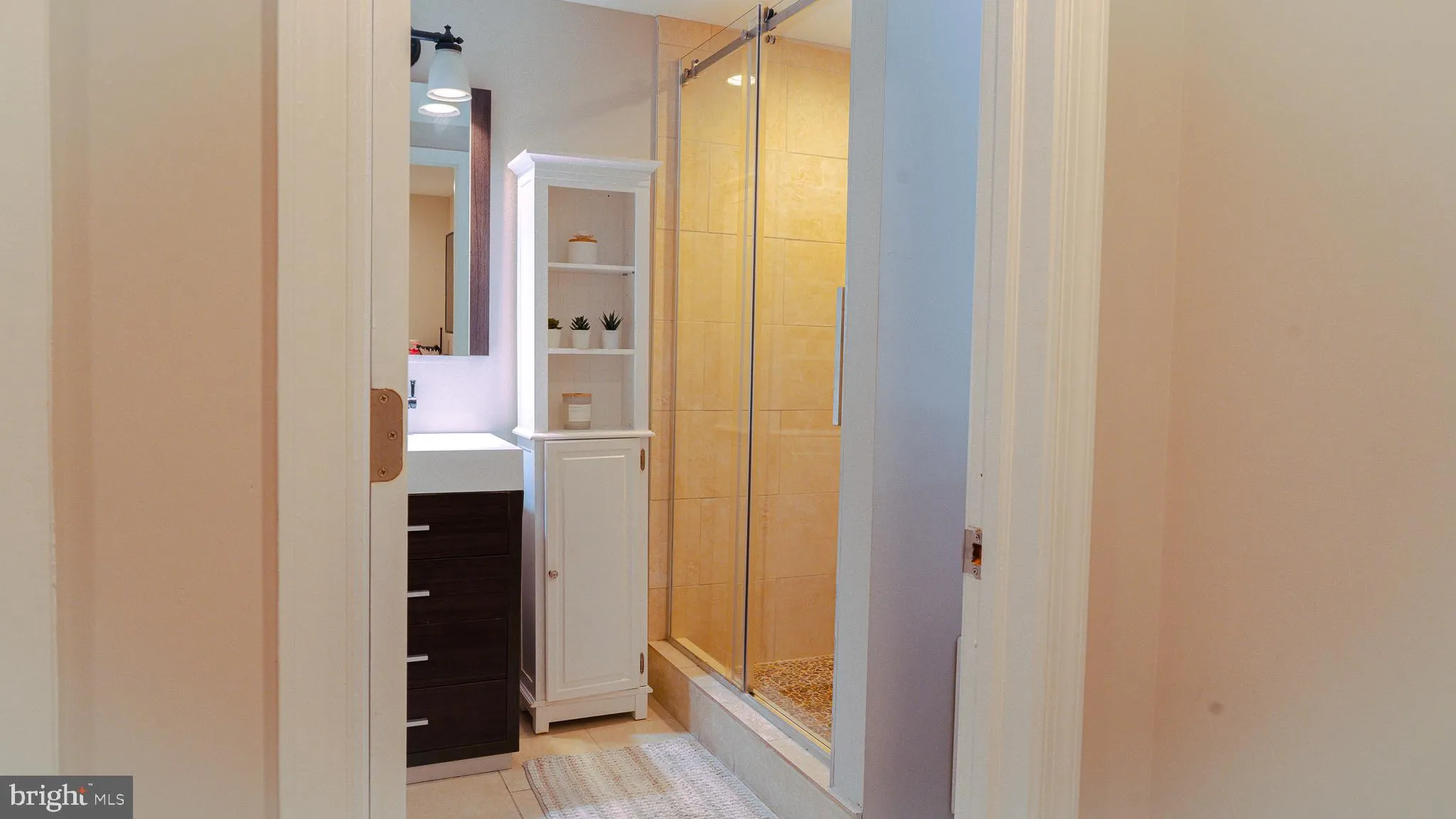 Philadelphia, Pennsylvania 19146, United States, 2 Bedrooms Bedrooms, ,3 BathroomsBathrooms,Residential,Active,233338