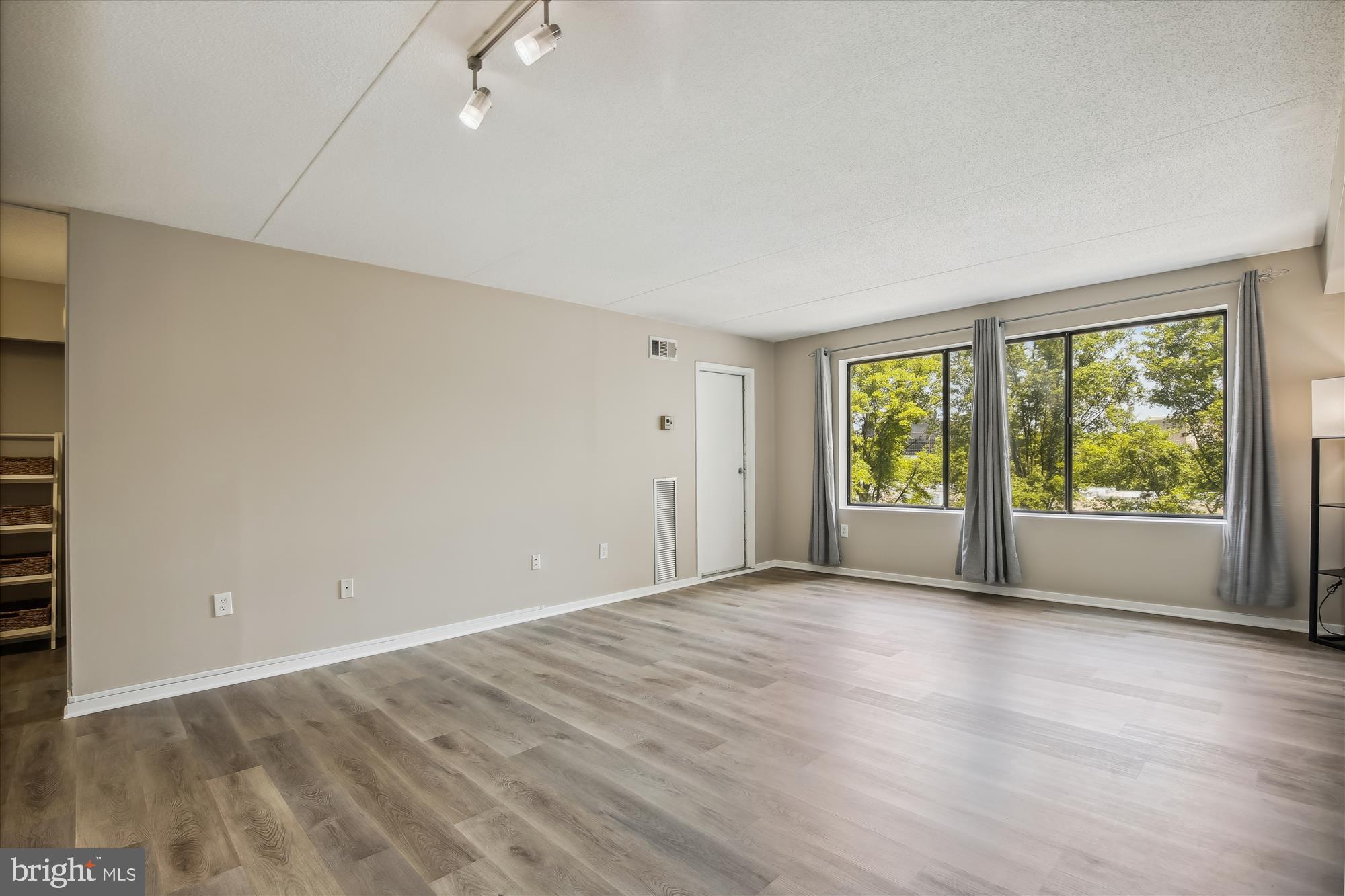 SENTINEL OF LANDMARK - Residential