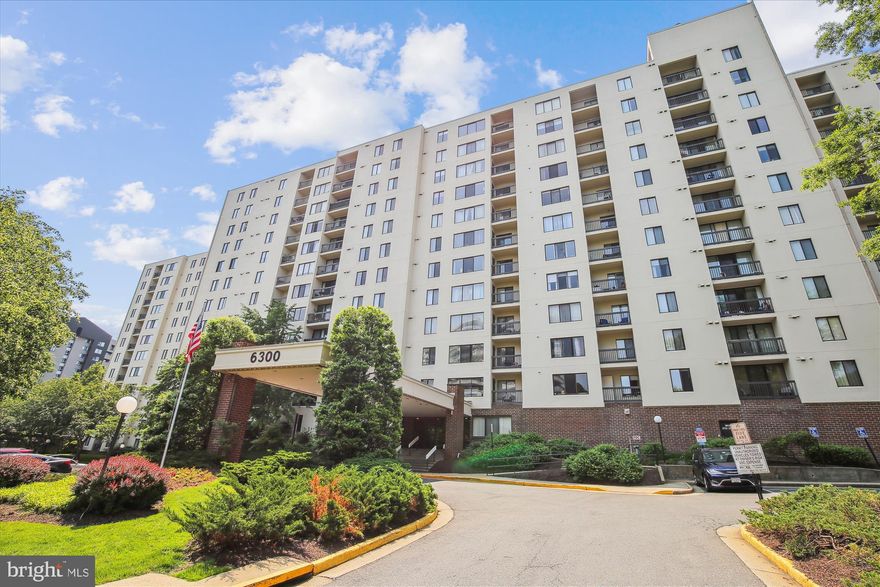 Offers will be reviewed on Tuesday at noon.
Beautifully remodeled home in a great building/mgmt in a convenient location! The kitchen features granite countertops and Kenmore appliances,  new LVT flooring, paint, bath fixtures, lighting, and ceramic flooring. Secure building with covered/secure/assigned garage parking. Pool, Tennis Courts, 2 Off-
Leash Dog Parks, Sauna, Exercise Room, On-Site Store, and Dry-Cleaners.