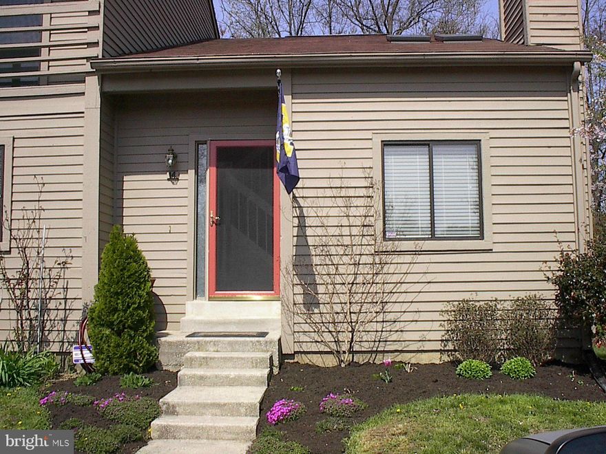 PRICED TO SELL & READY 4 NEW OWNER...EOG UNIT!  BEAUTIFULLY STAGED HOME- Landings-EOG Unit features: U/D kitchen w/GRANITE CNTR-TOPS, a brkfast bar, a dining area, spacious outdoor deck, an upper loft bdrm w/ a full bath, & a lower level bdrm or  rec. rm area w/ a full bath...GREAT FOR GUEST ENTERTAINING...Amenities-pool, tennis courts, & pet friendly areas. 24 HOUR SHOWING NOTICE REQUIRED!