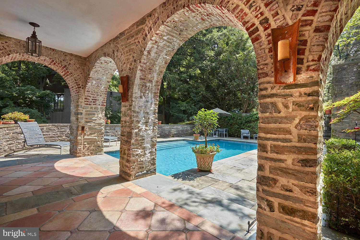 CHESTNUT HILL - Residential