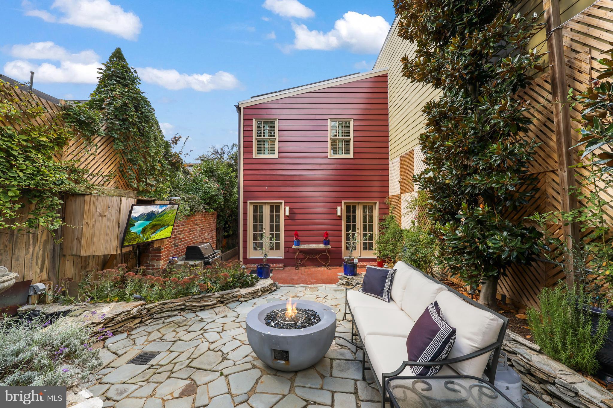OLD TOWN ALEXANDRIA - Residential