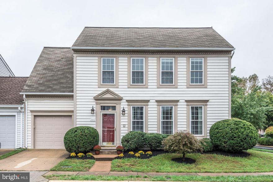 Stunning patio home right across the street from Stonebridge HS. This 4br, 2.5ba home has 1907 sq.ft. Beautiful hardwood and ceramic floors. Stainless steel appliances, 42' cabinets, granite counters. 4 large bedrooms that are perfect for large and small families. Part of Ashburn Farm. Landscaped and wonderfully maintained. This house will go quick as they always do in this neighborhood.