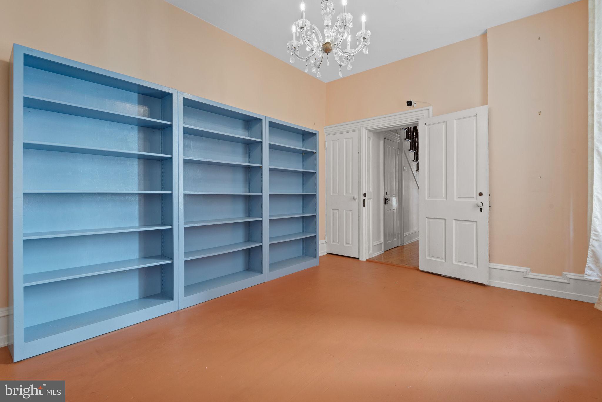 CHESTNUT HILL - Residential