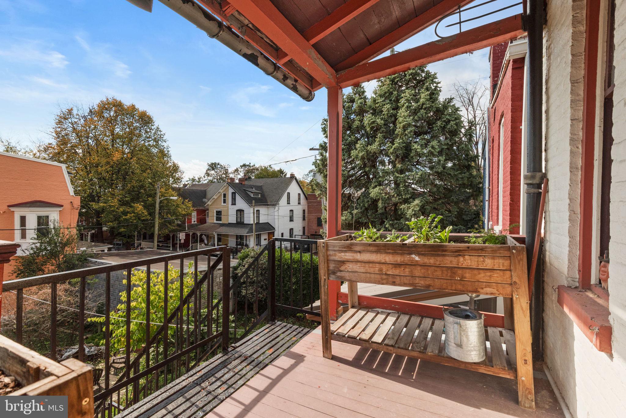 CHESTNUT HILL - Residential