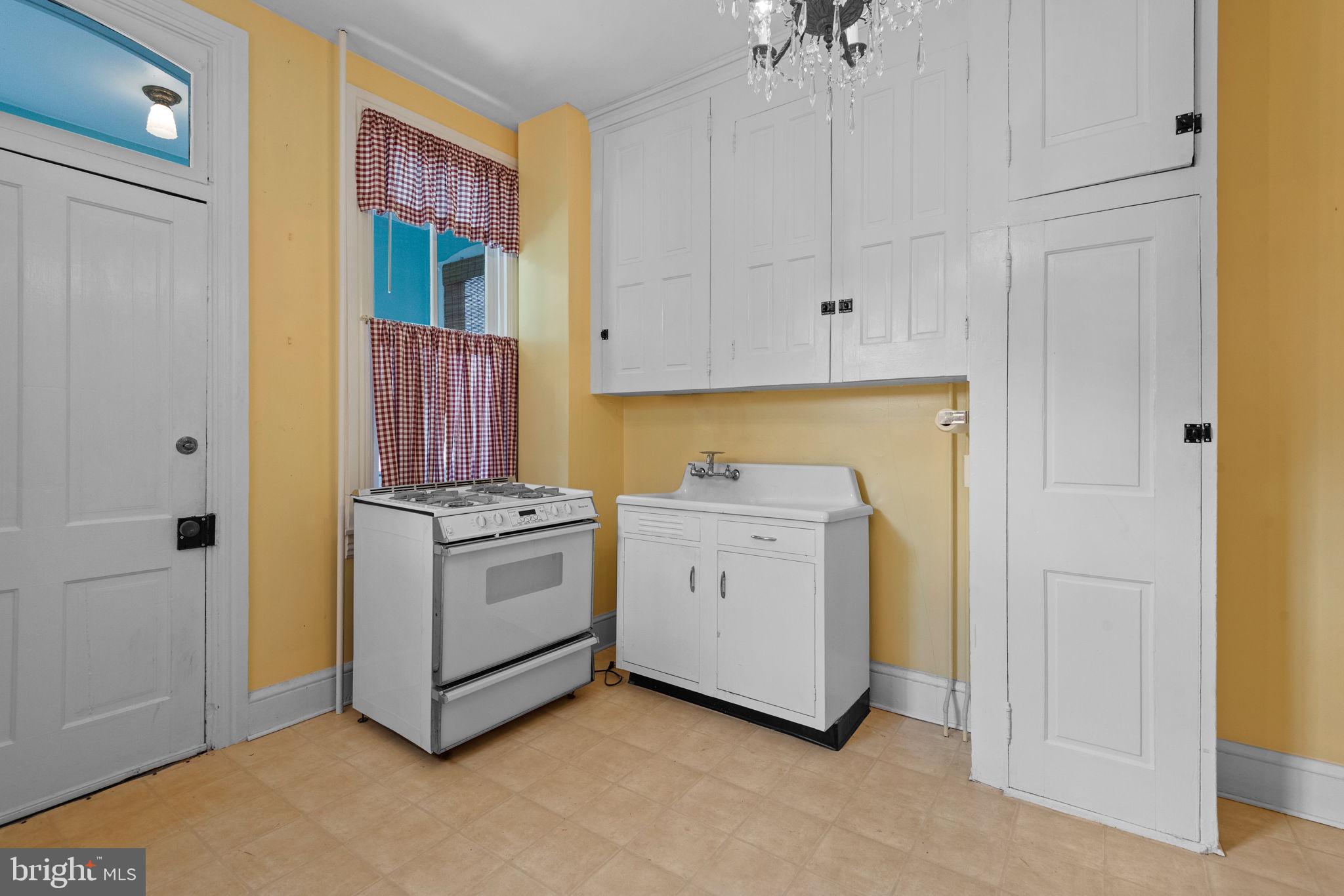 CHESTNUT HILL - Residential