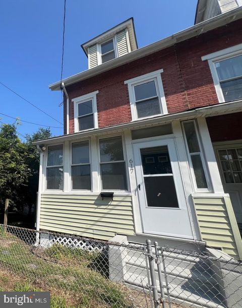 Townhouse For Sale - 617 3rd Street<br/> BEVERLY, NJ 08010