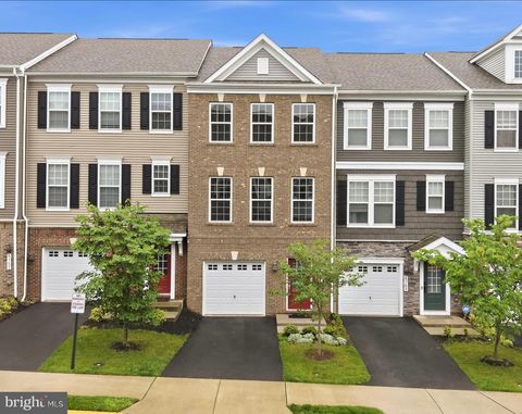 Photo of 8761 Elsing Green Drive, MANASSAS, VA 20112 (MLS # VAPW2119850)