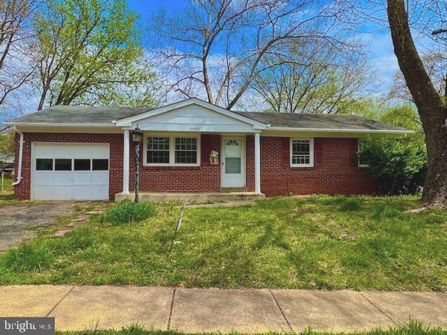 PRICE REDUCED .Fully renovated three bedroom two full bath one level detached house on a large lot, in a very desirable area. New laminate floors, fresh paint of walls, ceilings, doors, and baseboard. All new energy saving silver appliances and attached garage with a capacity of two car parking on the driveway, roadside parking is also available. Renovated bathrooms. Close to markets and restaurants.
NOTE : 
WE ARE IN PROCESS OF RECEIVING OFFERS .  THE OWNER IS EXPECTED TO REVIEW ALL AND MAKE A DECISION BY MONDAY JULY 14, 2025.
PLEASE PUT YOUR BEST OFFER ASAP.