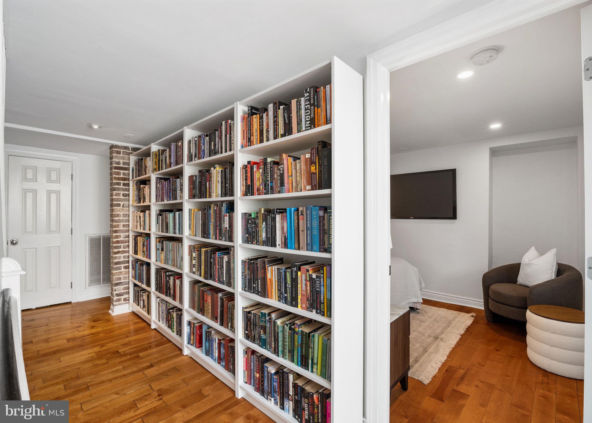 QUEEN VILLAGE - Residential