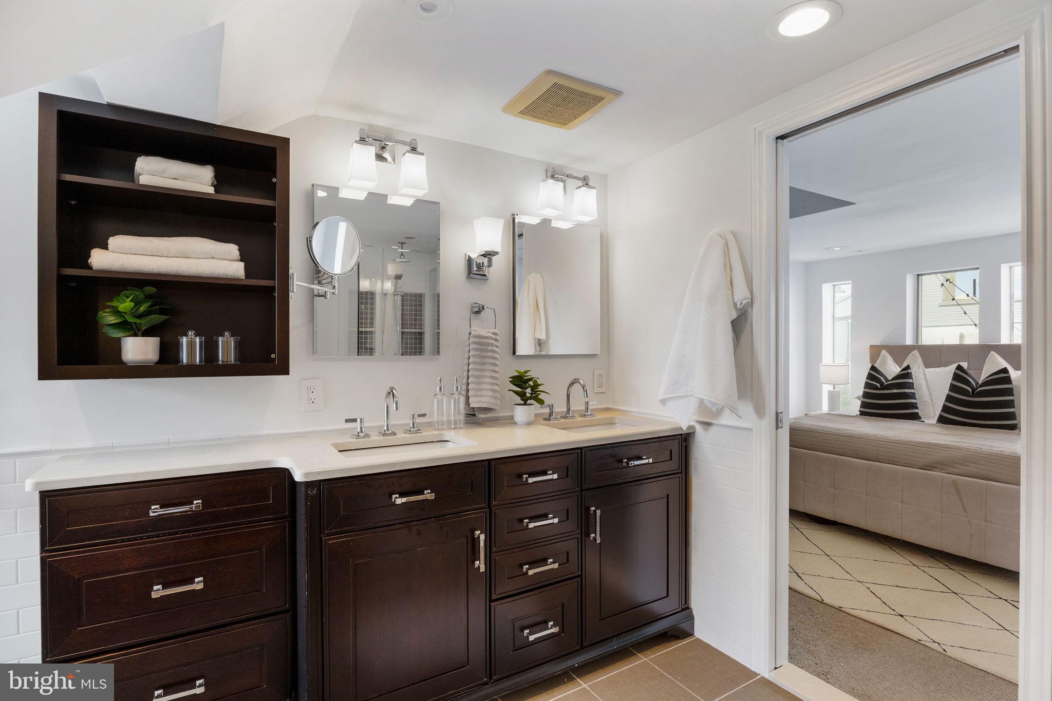 QUEEN VILLAGE - Residential