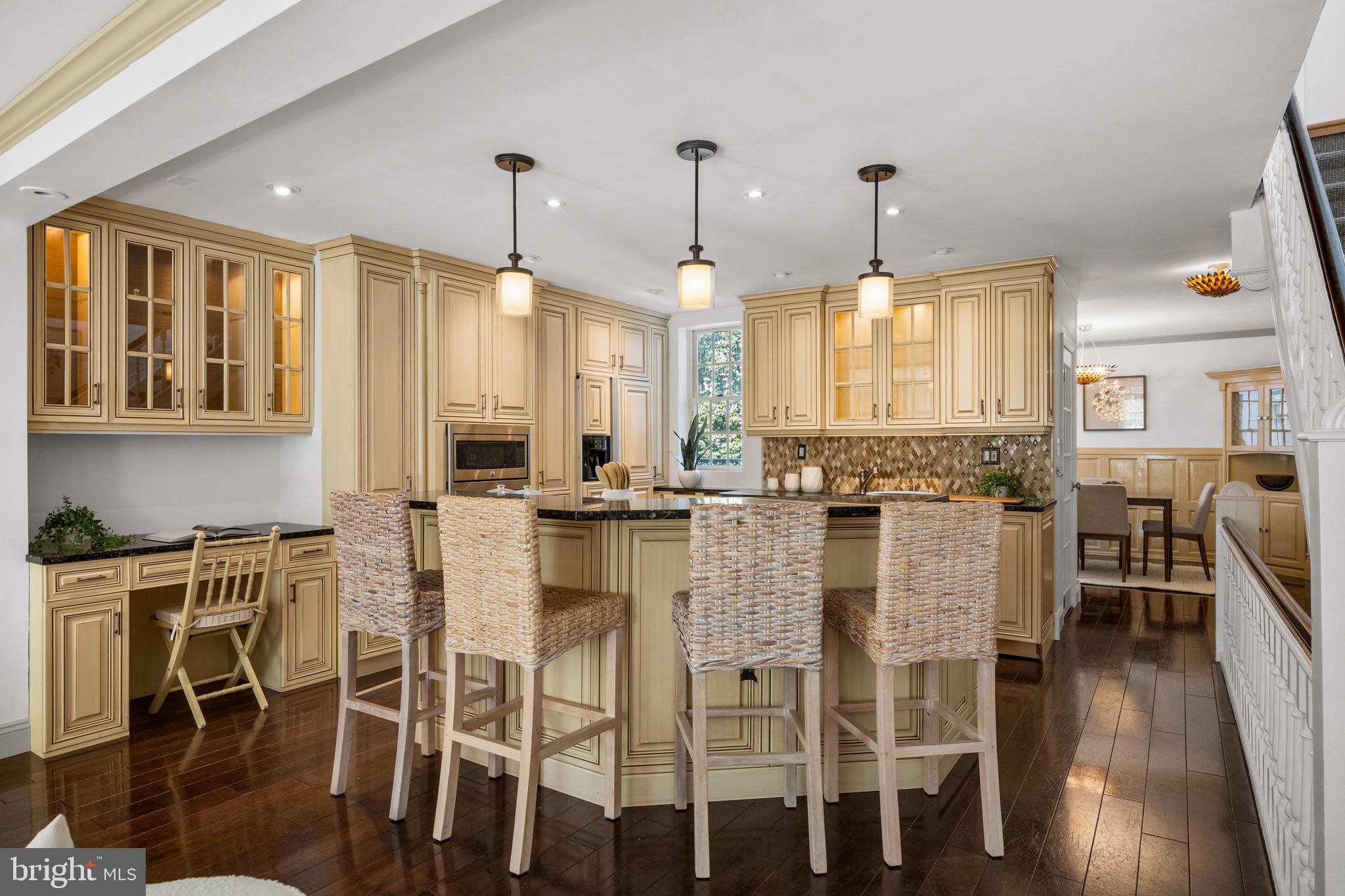 QUEEN VILLAGE - Residential