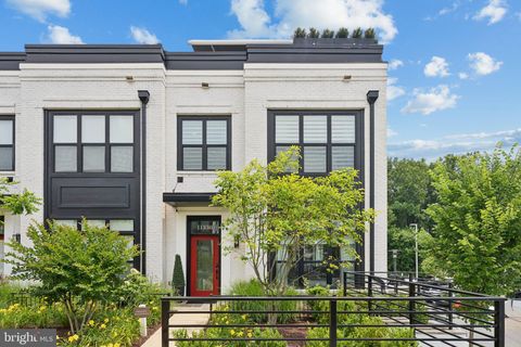 Photo of 11336 Emerald Park Road, POTOMAC, MD 20854 (MLS # MDMC2186174)