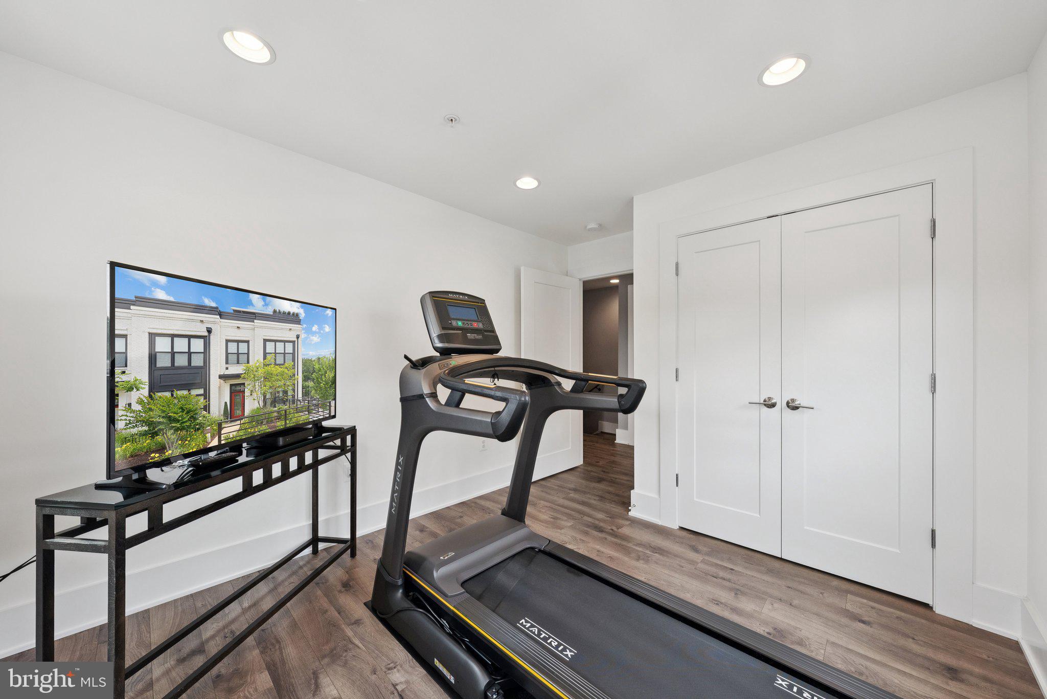 CABIN JOHN VILLAGE - Residential