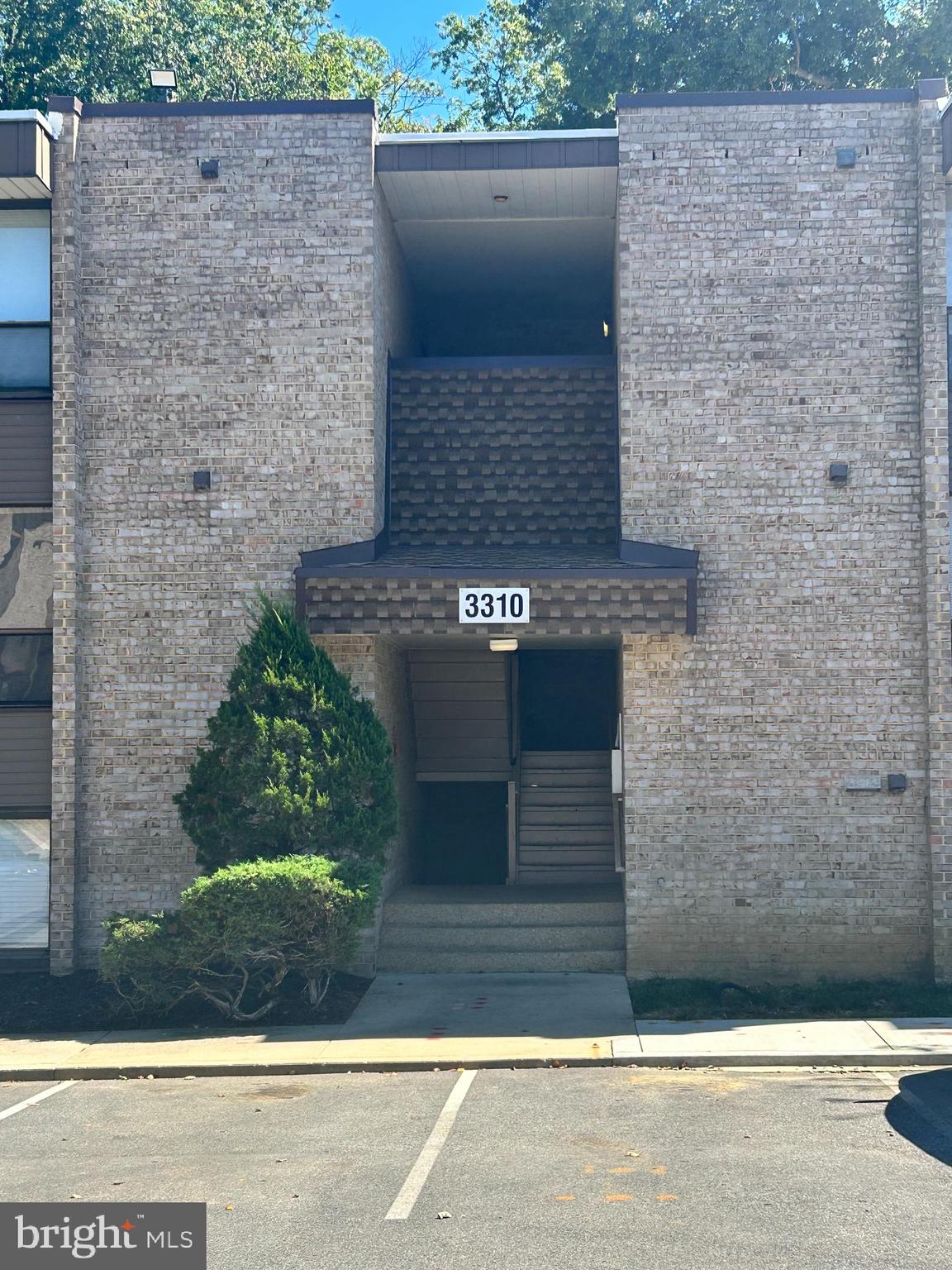 Investors special needs some work. All utilities including in condo fees. Motivated seller. Title work is in process and Seller prefers using their title company.
