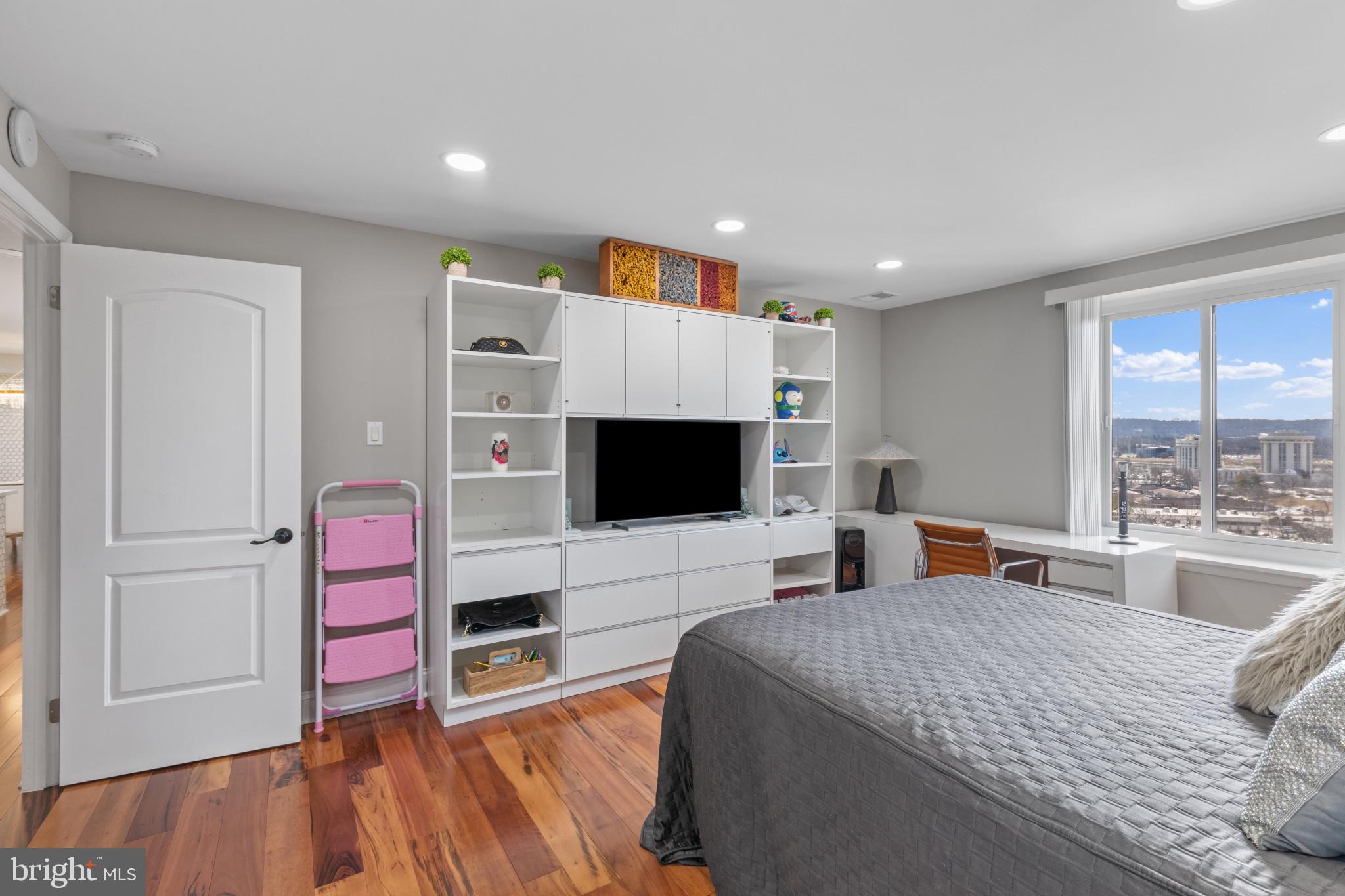 VALLEY FORGE TOWER - Residential