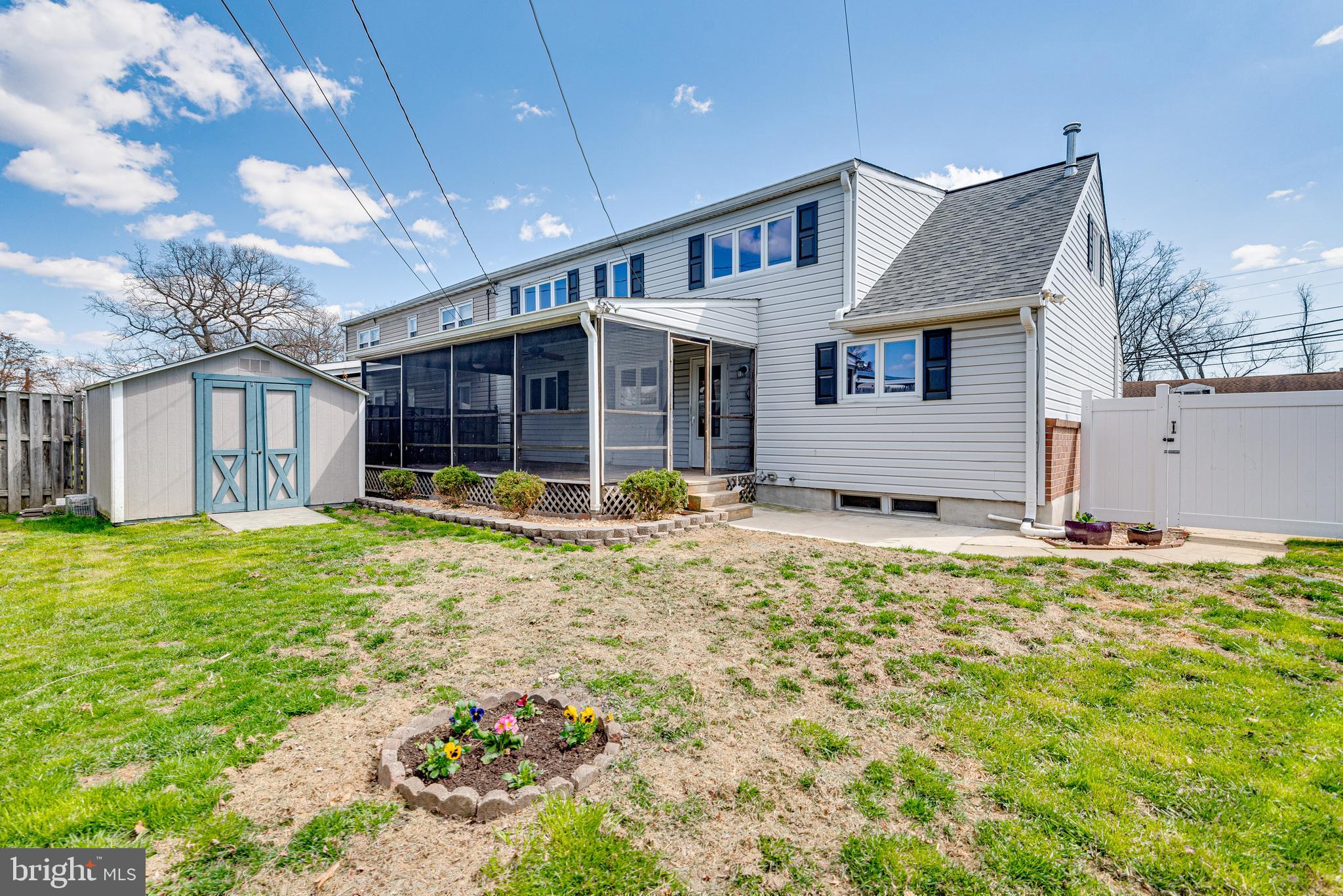 HALLMARK MANOR - Residential