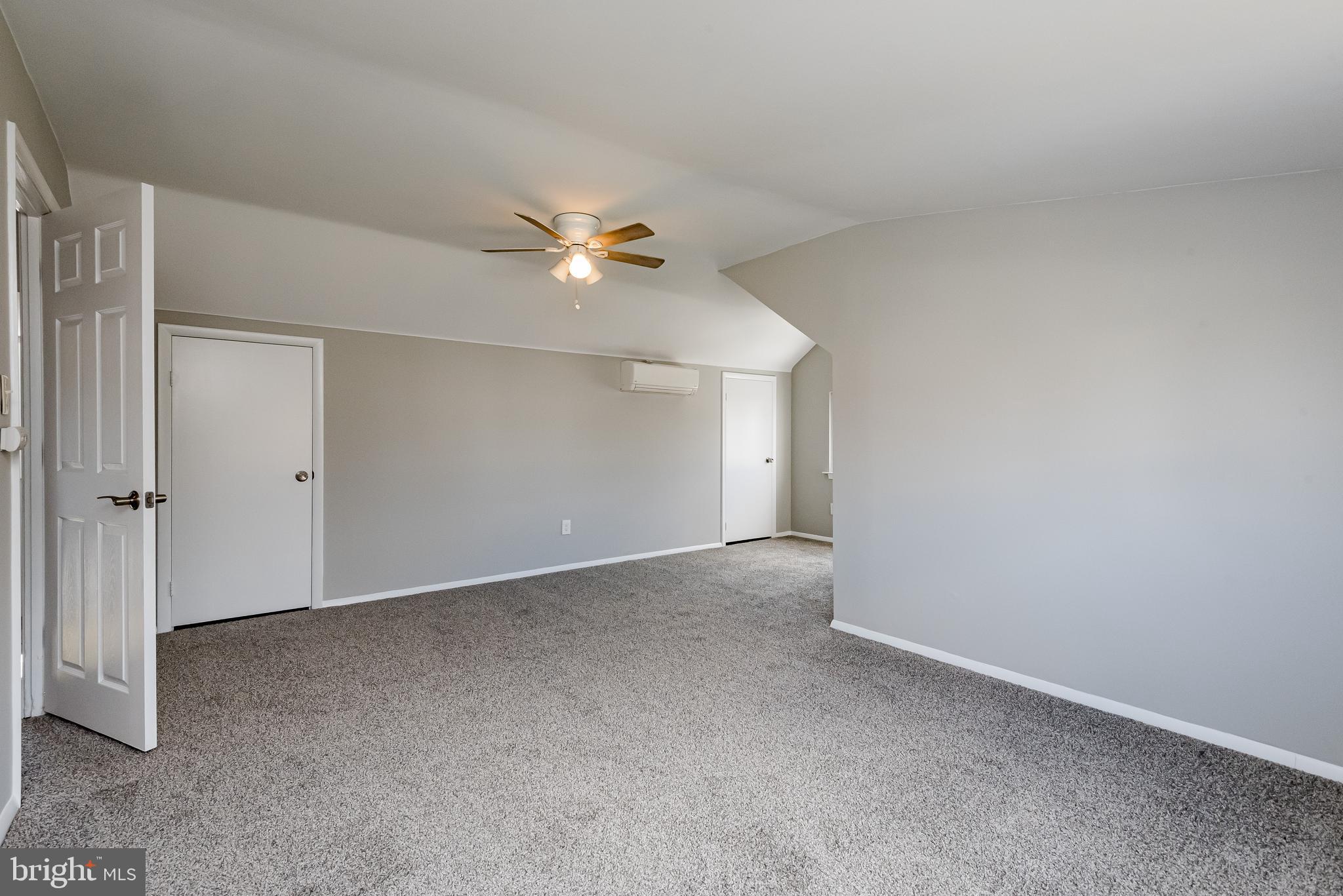 HALLMARK MANOR - Residential