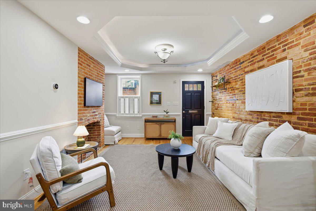 40 POULTNEY STREET E