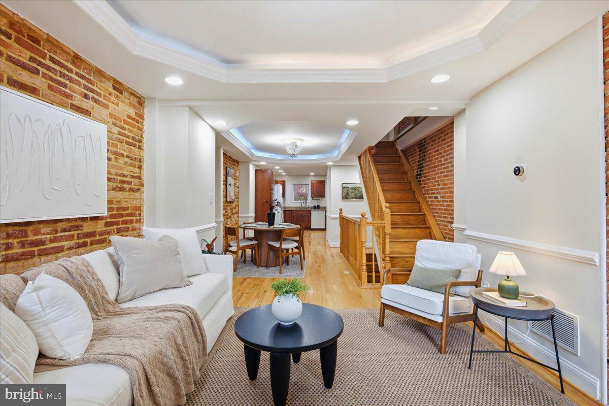 40 POULTNEY STREET E