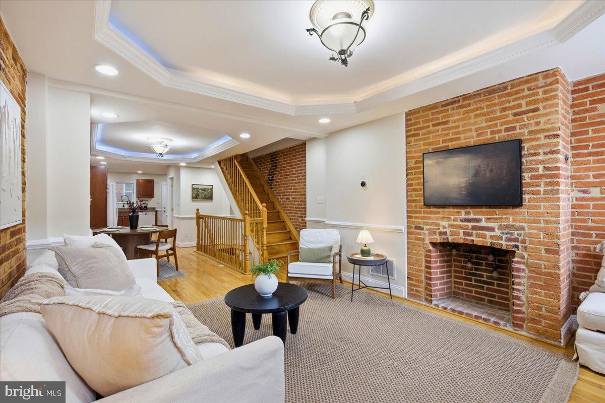 40 POULTNEY STREET E