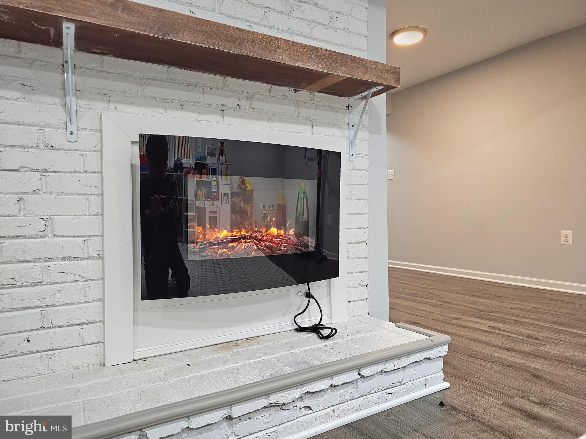 COUNTRY CLUB HILLS - Residential Lease