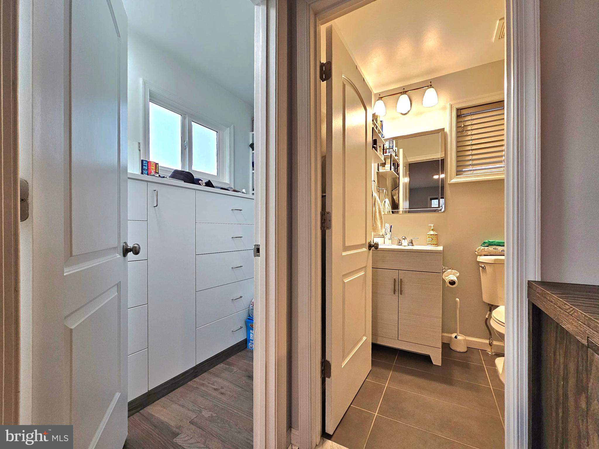 COUNTRY CLUB HILLS - Residential Lease