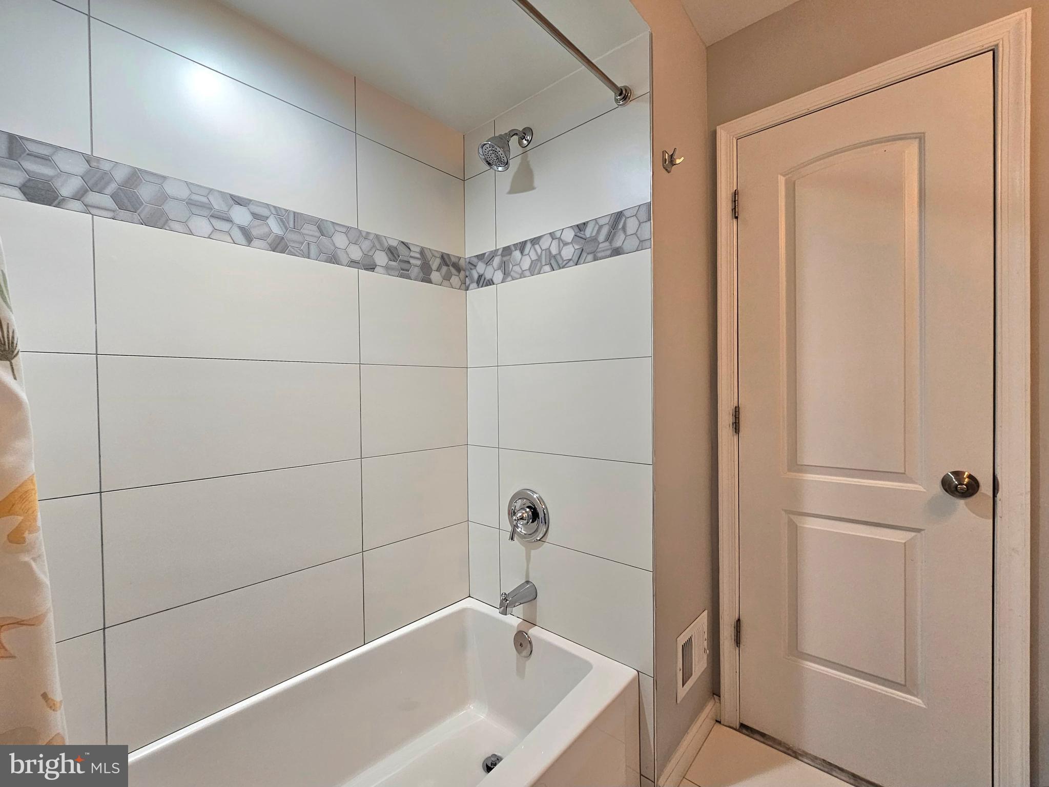 COUNTRY CLUB HILLS - Residential Lease