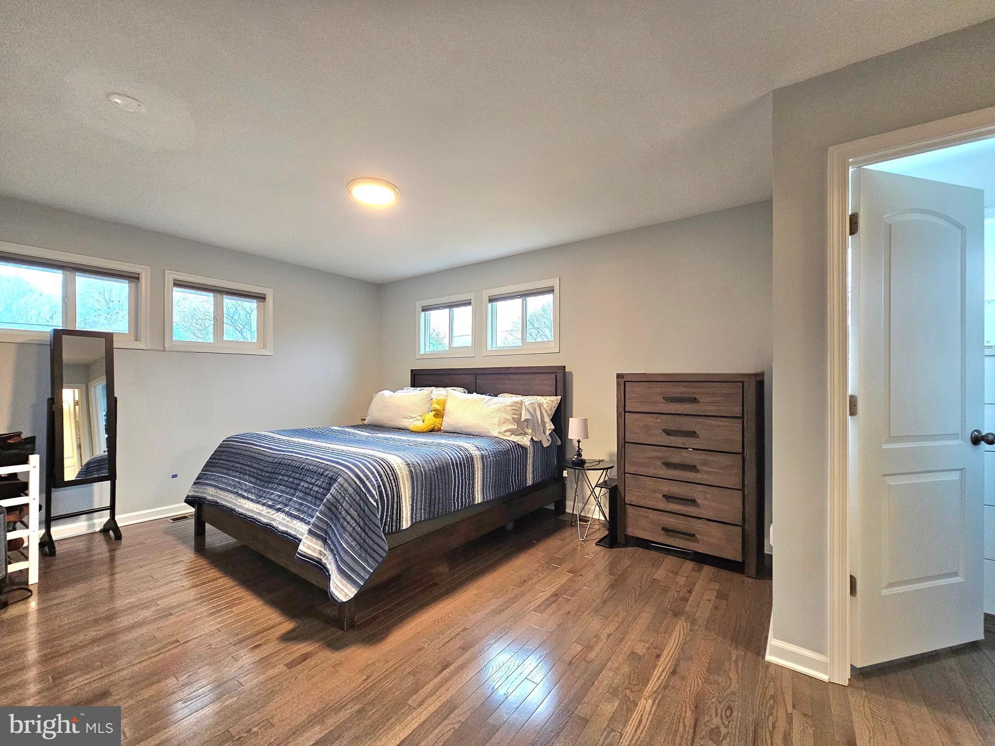 COUNTRY CLUB HILLS - Residential Lease