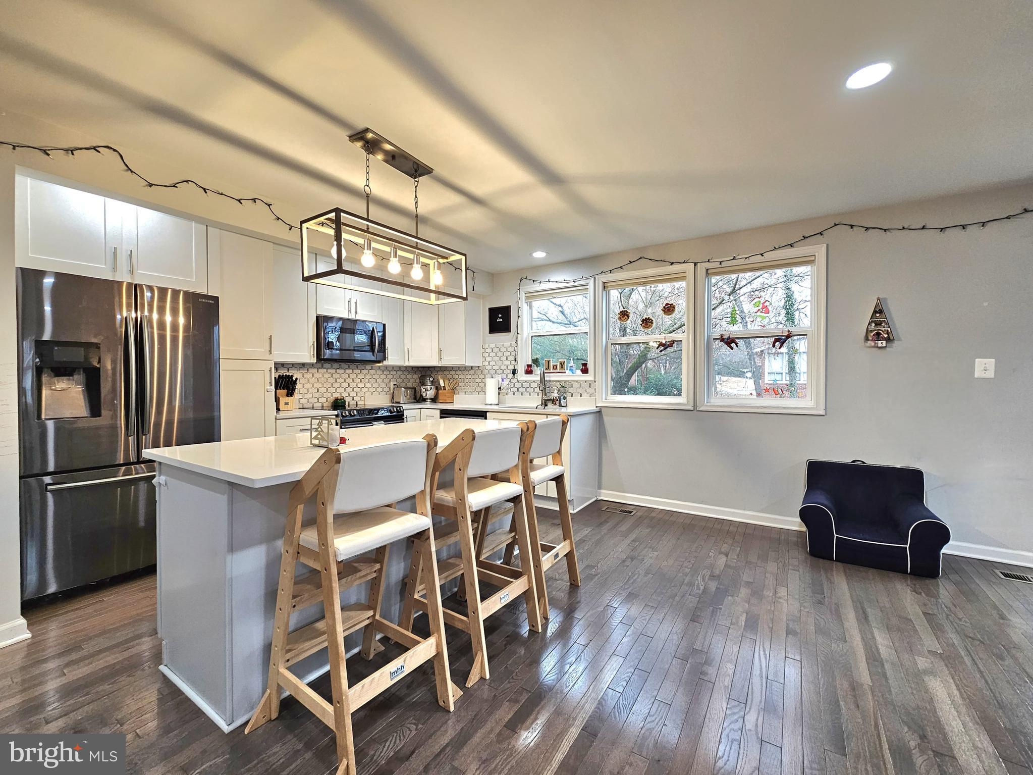 COUNTRY CLUB HILLS - Residential Lease