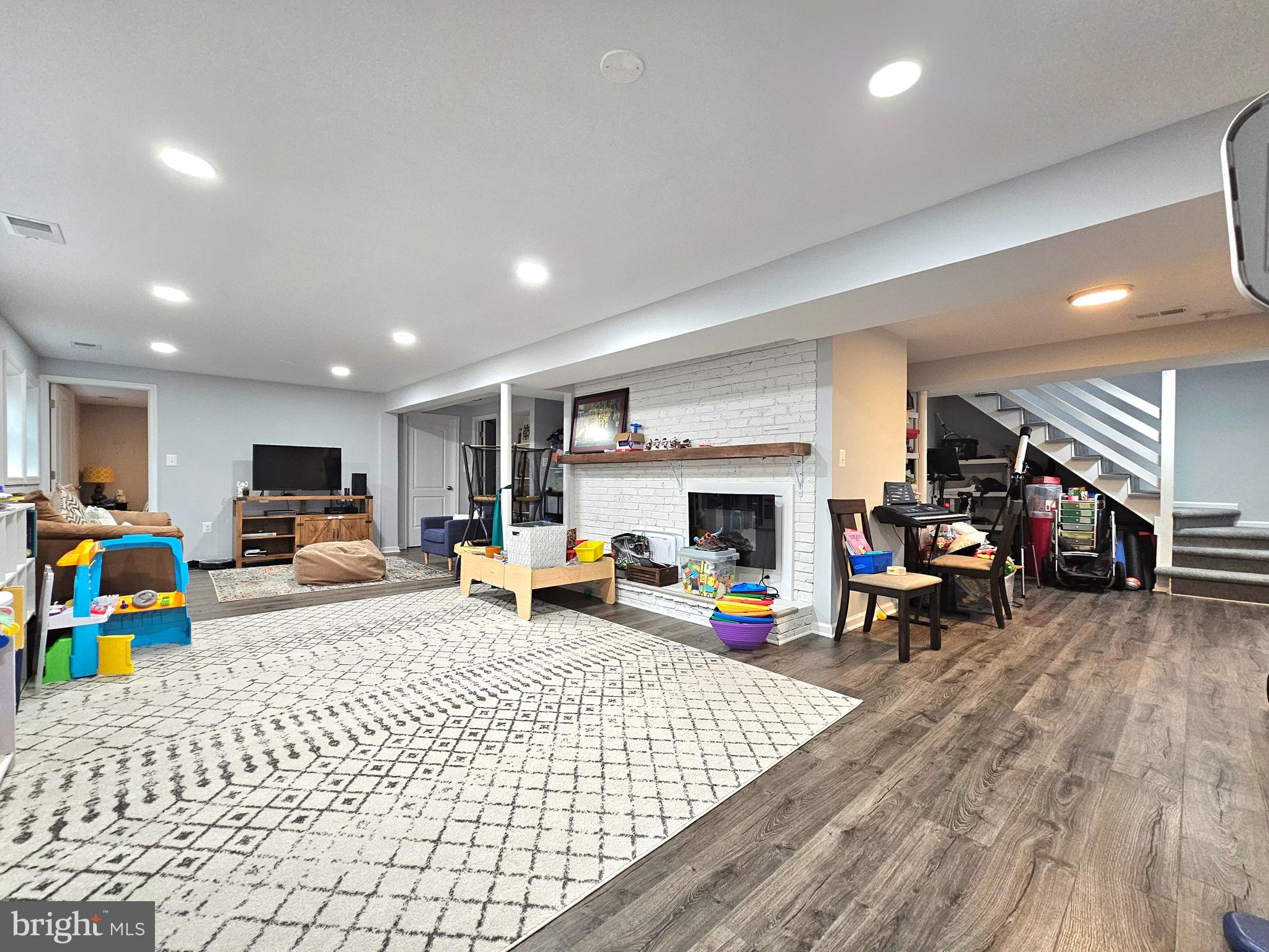 COUNTRY CLUB HILLS - Residential Lease