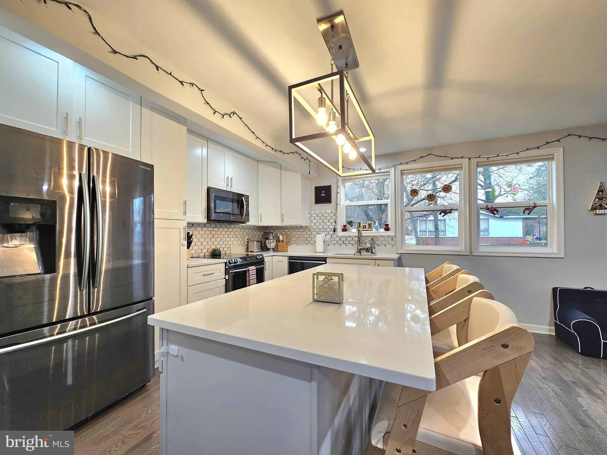 COUNTRY CLUB HILLS - Residential Lease