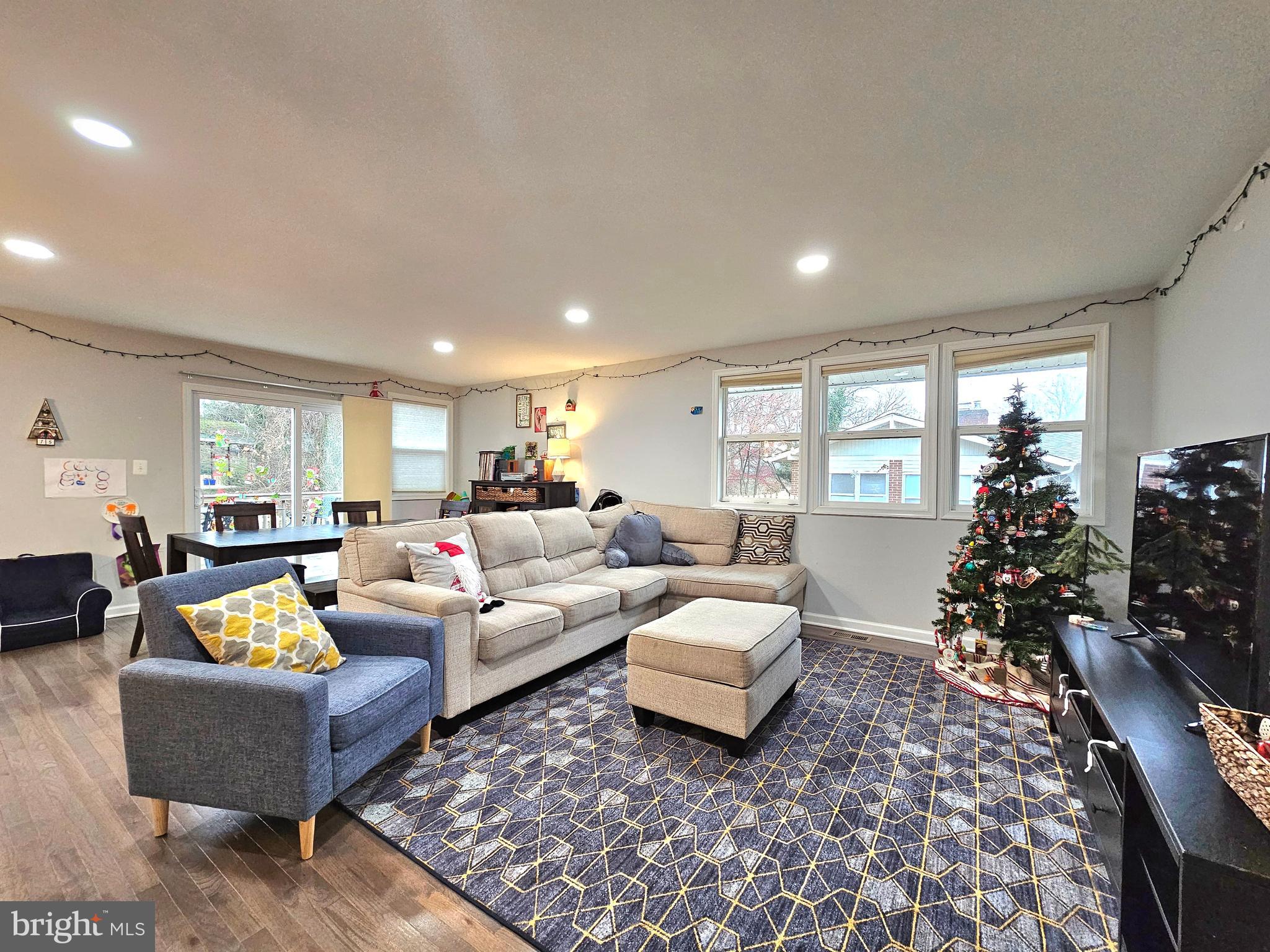 COUNTRY CLUB HILLS - Residential Lease