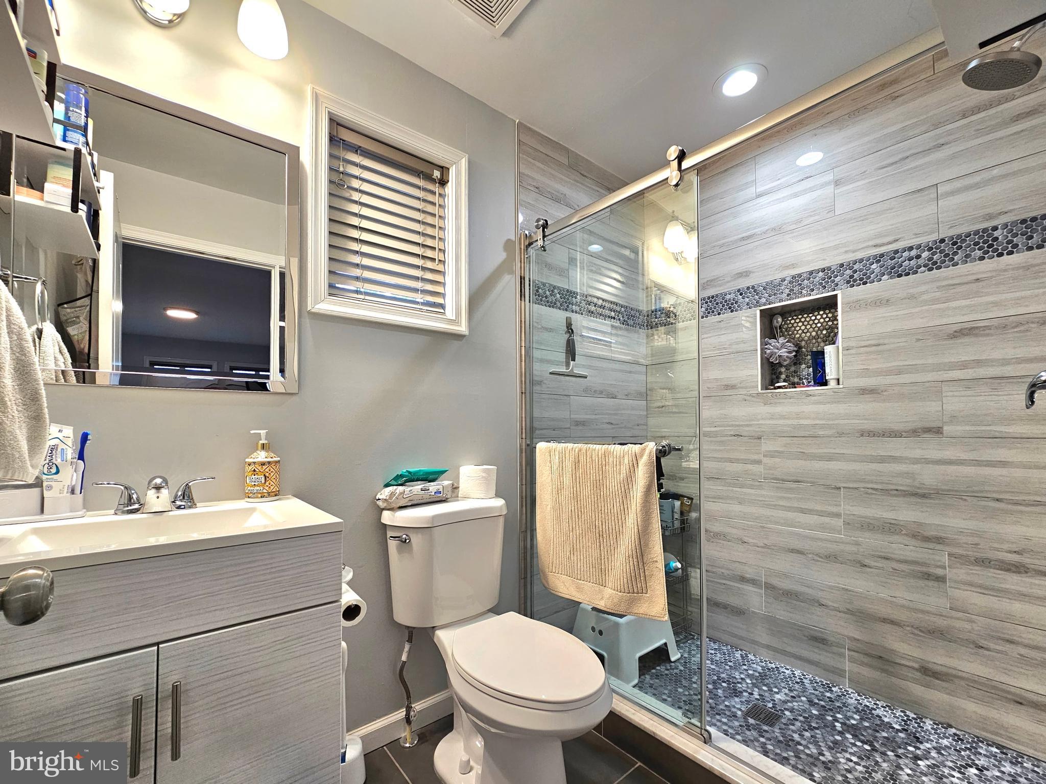 COUNTRY CLUB HILLS - Residential Lease