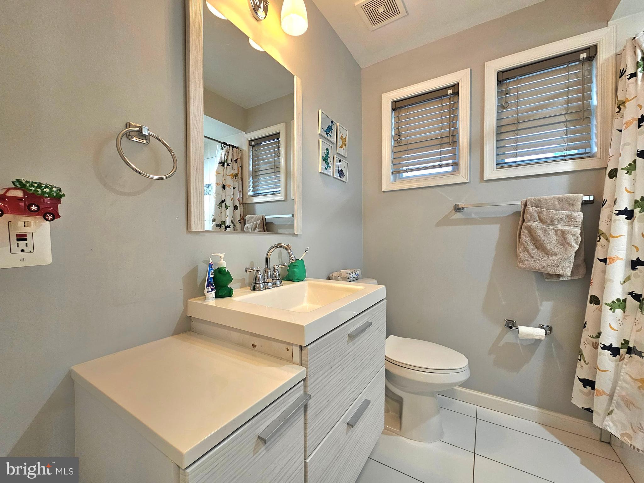 COUNTRY CLUB HILLS - Residential Lease