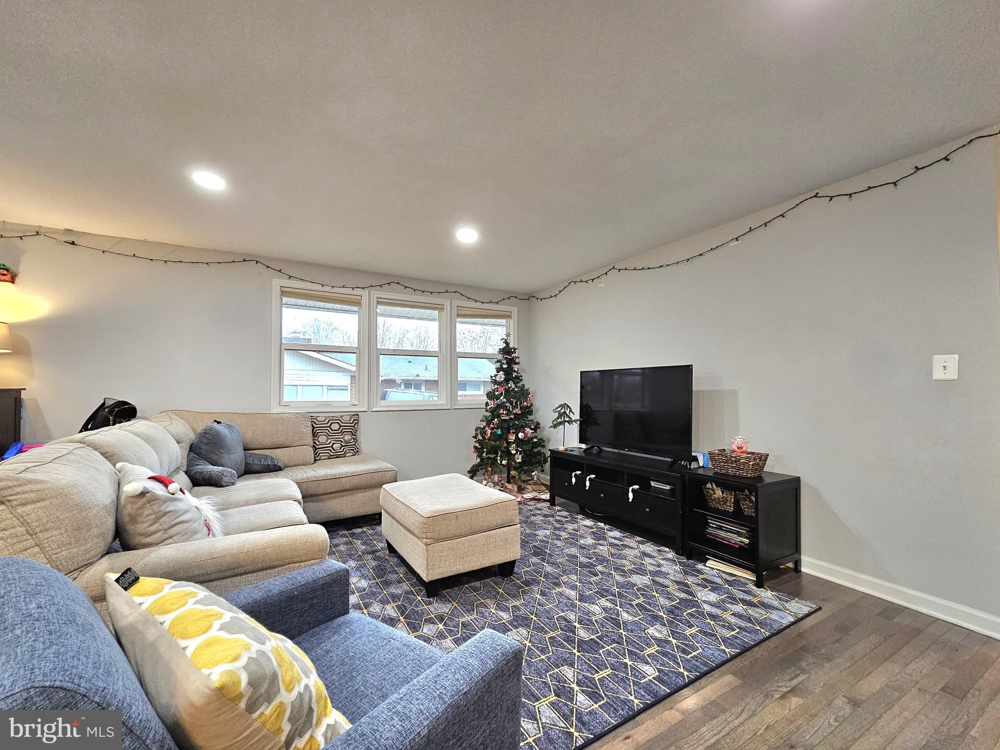 COUNTRY CLUB HILLS - Residential Lease