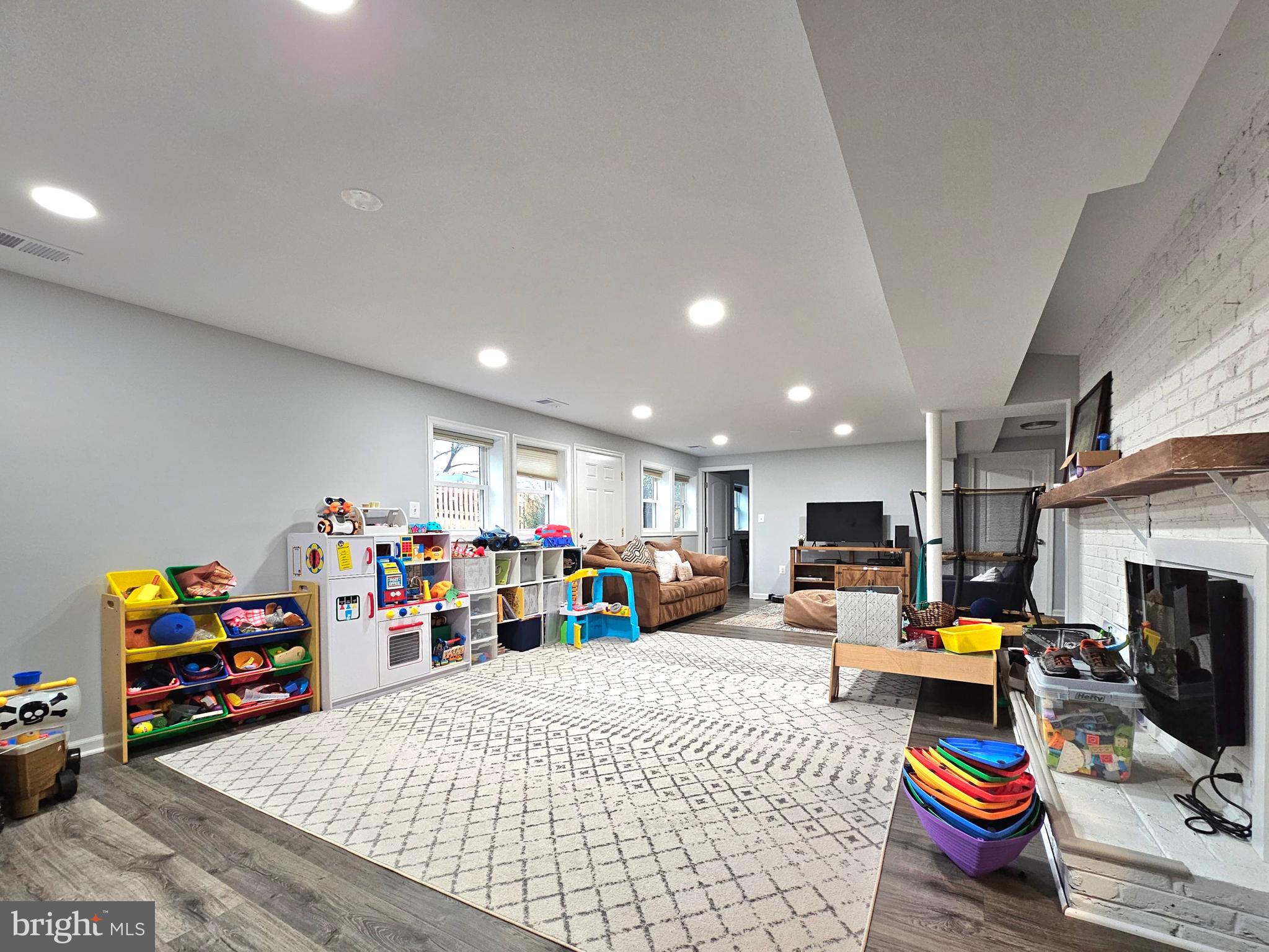 COUNTRY CLUB HILLS - Residential Lease