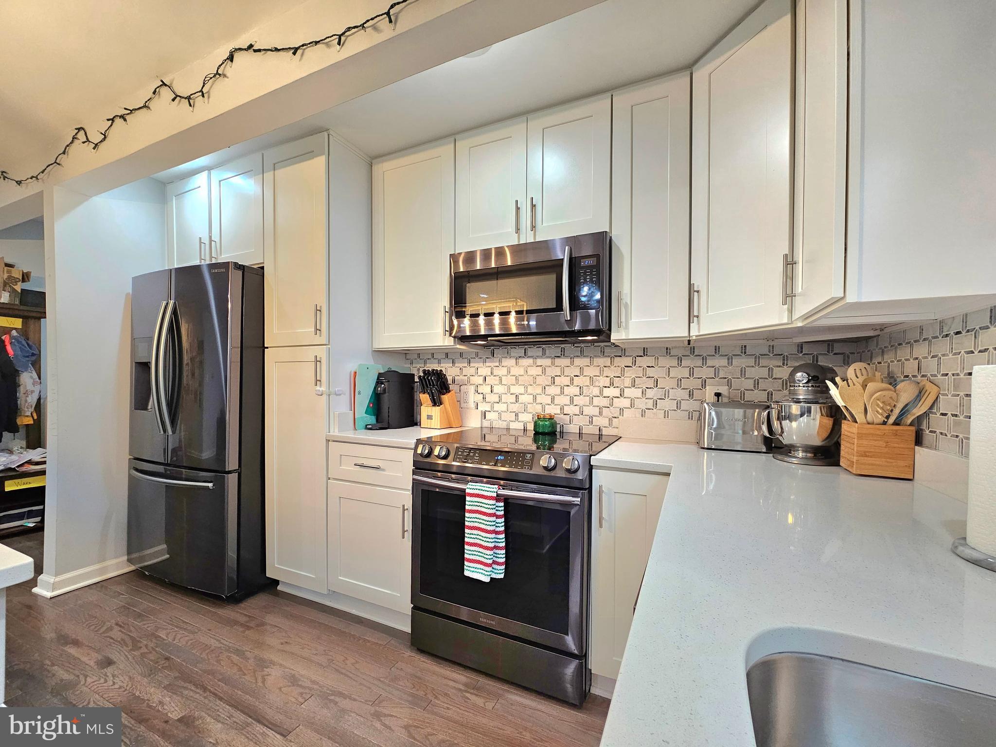 COUNTRY CLUB HILLS - Residential Lease