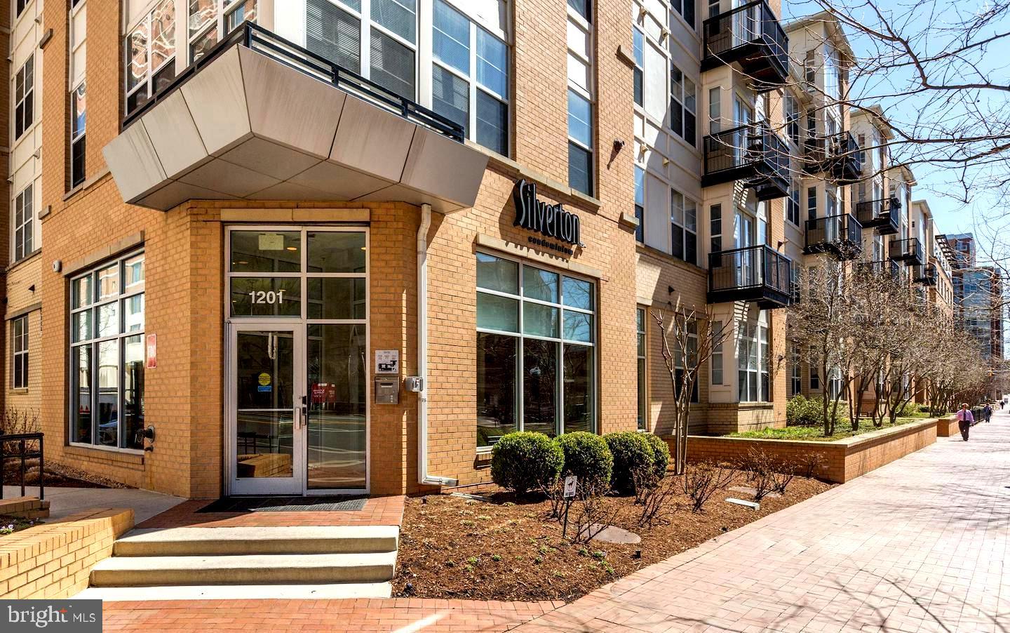 Move-in ready 2 bedroom, 2 bath, 2 garage parking spaces, third floor unit in the pet friendly building half a block to the Silver Spring Metro. Beautiful location. Captivating collection of amenities including your own washer/dryer, granite/marble stainless kitchen, gas cooking, ceiling fans, high speed internet access, outdoor pool, well equipped fitness/exercise room, community room, dog run.
Application: https://apply.link/m2l3hY4