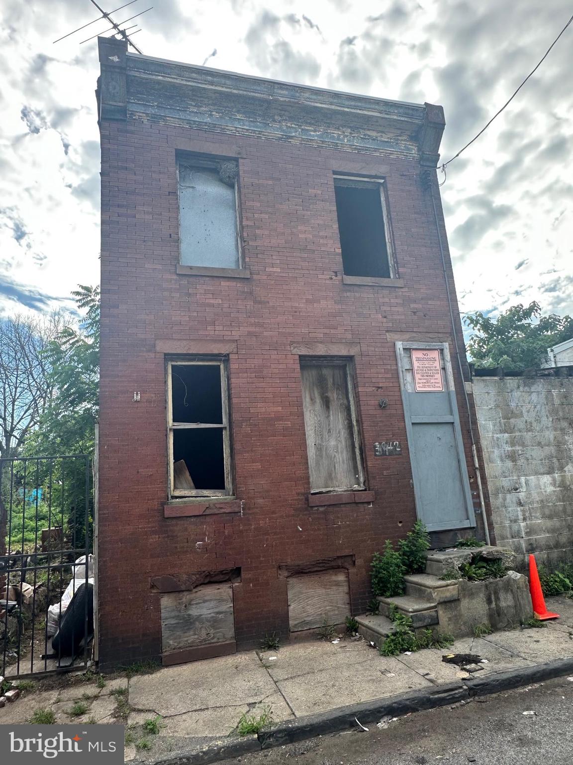 Opportunity Knocks- Shell in n the Hunting Park Neighborhood of North Philadelphia. Ideal for investors, this property is ready for renovations or redevelopment to unlock its full potential. Close to Public Transportation, the Library, and Shopping. The University is blocks away so rental opportunities is a plus. Whether you're looking to expand your portfolio or enter the Philadelphia real estate market, this property offers significant potential. CASH/HARD MONEY ONLY Sold AS-IS.
Seller looking to move property quickly.