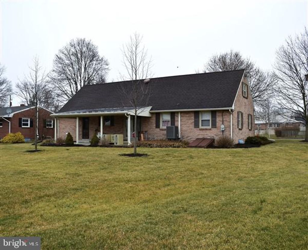Photo of 6250 SUNDRA DR, EAST PETERSBURG, PA 17520 (MLS # PALA2032122)