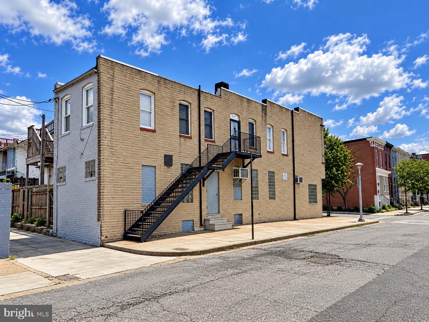 3208 E LOMBARD