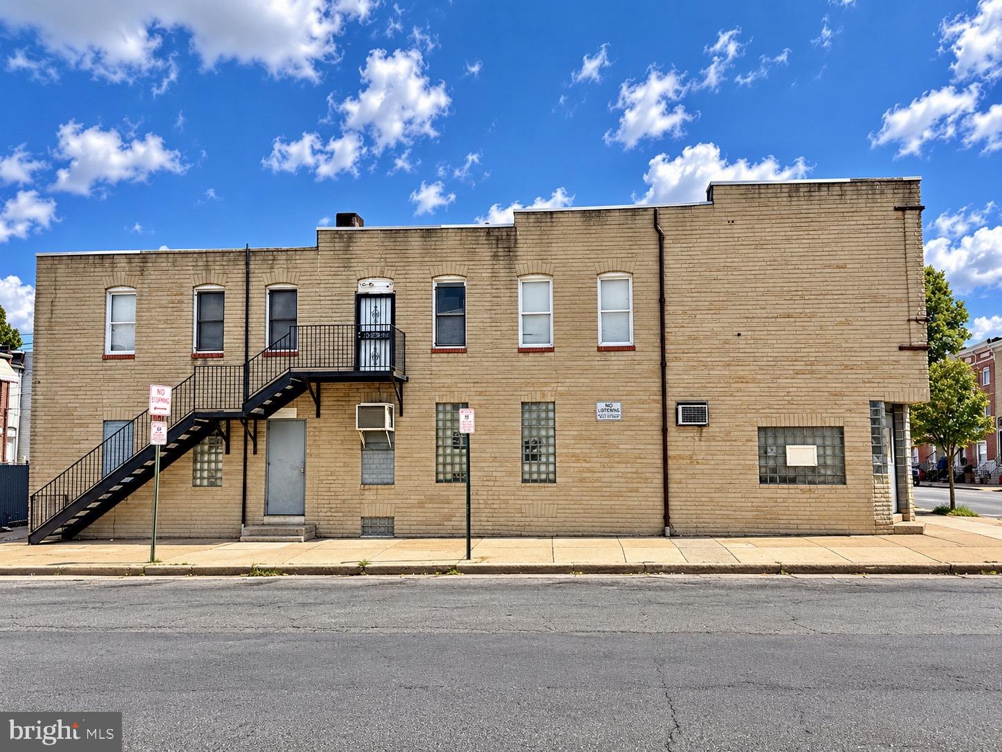 3208 E LOMBARD
