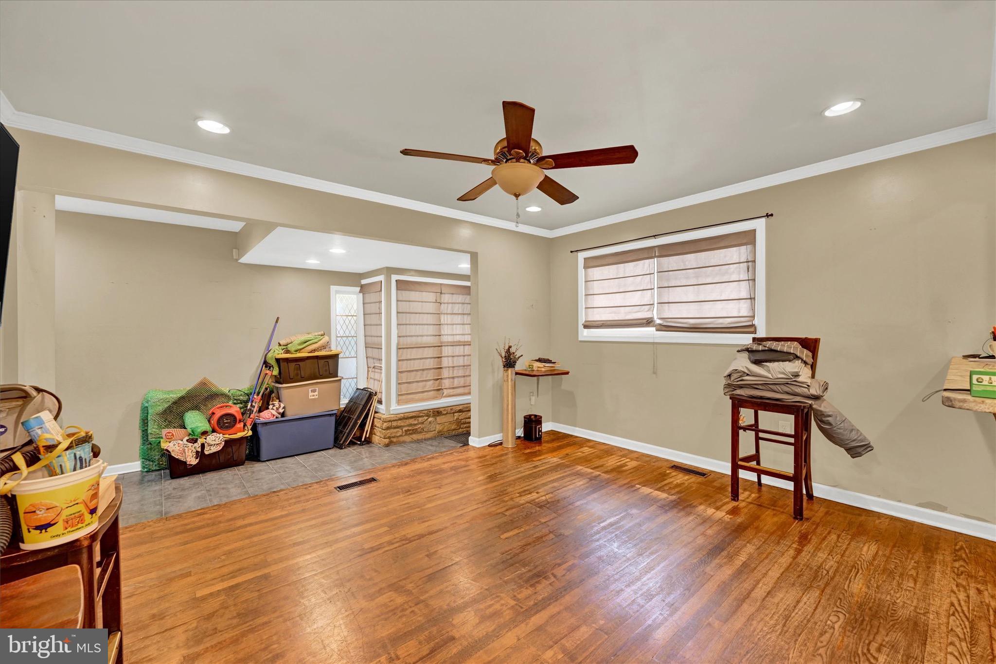 COUNTRY CLUB MANOR - Residential