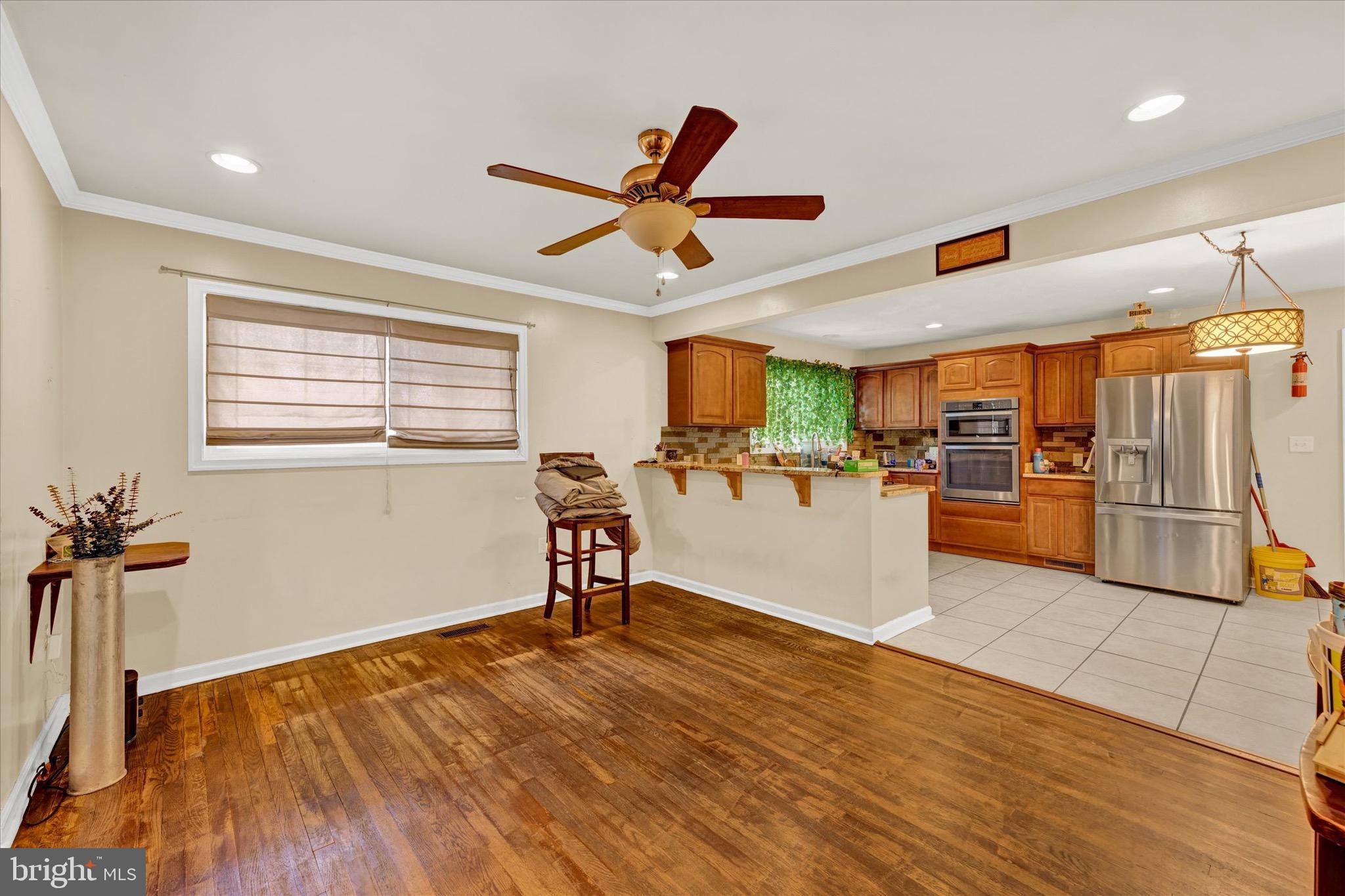 COUNTRY CLUB MANOR - Residential