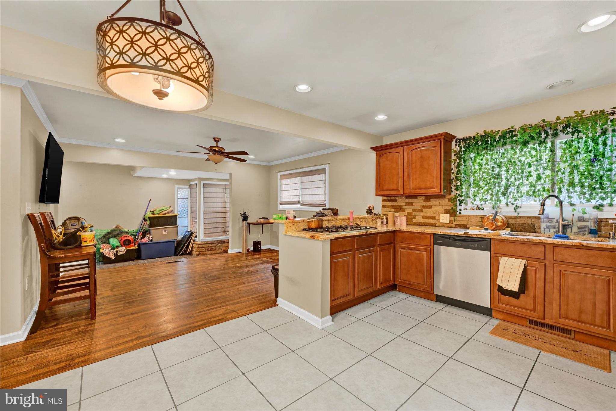 COUNTRY CLUB MANOR - Residential